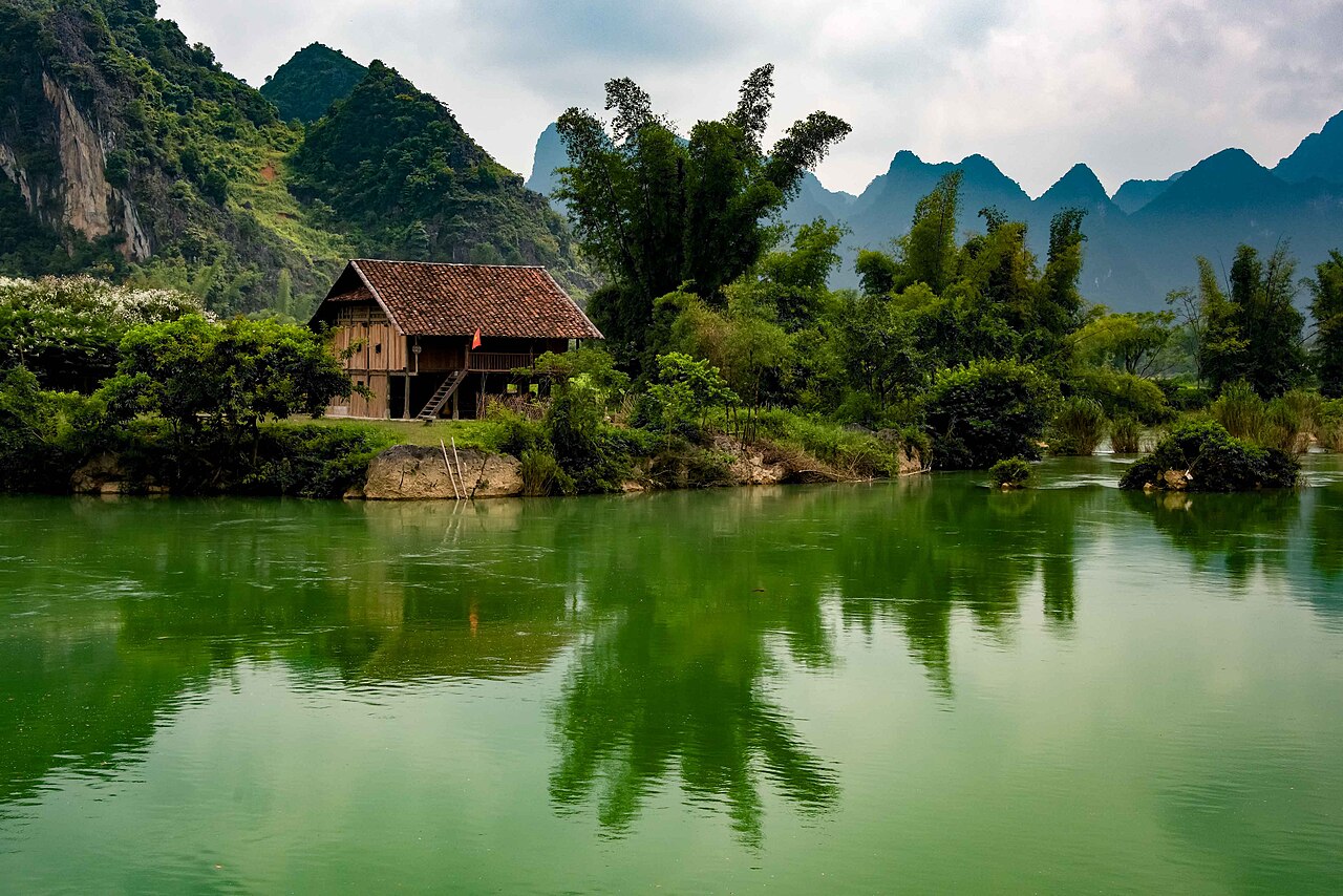 Sông Quây Sơn trong xanh chảy qua làng quê