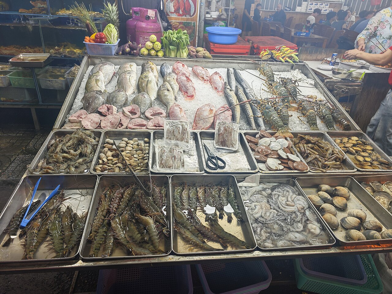 Hải sản tươi bày bán ở chợ đêm Phú Quốc