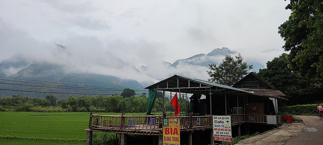 Chòi nghỉ giữa cánh đồng Mai Châu
