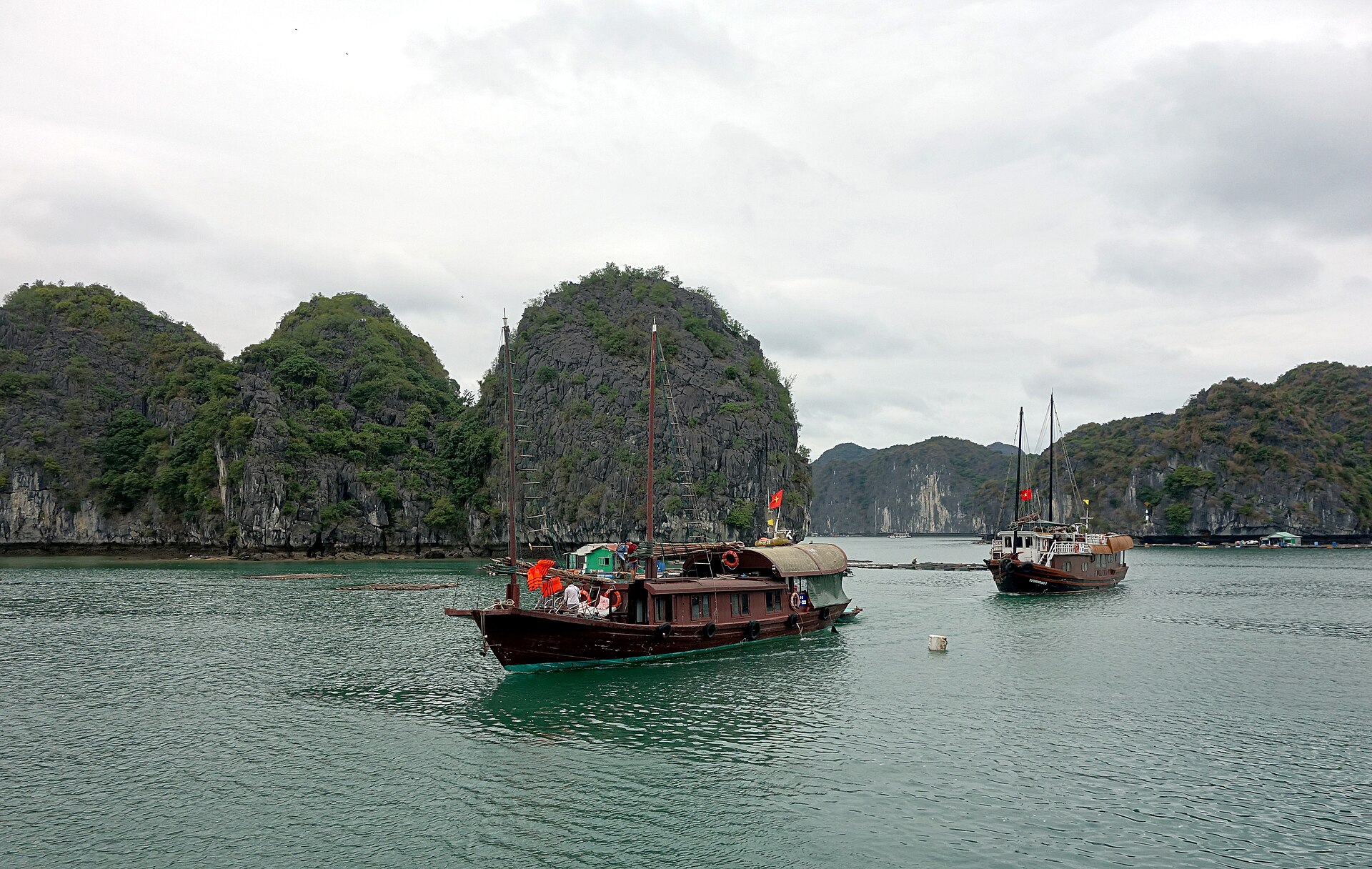 Thuyền trên vịnh Lan Hạ