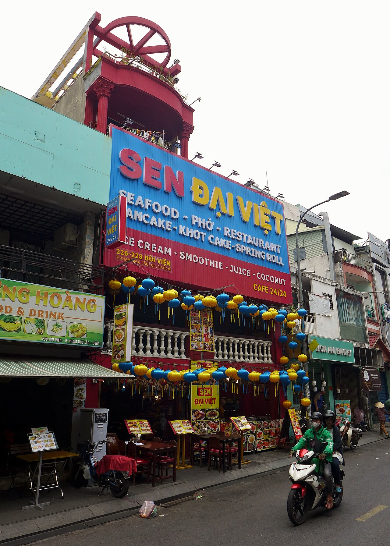 Phố Bùi Viện ban ngày