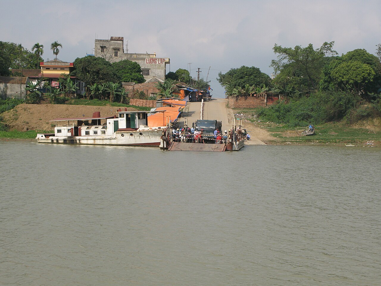 Bến phà trên sông Cầu