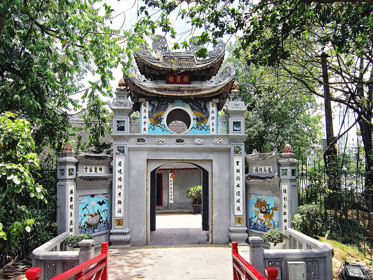 Cổng đền Ngọc Sơn bên hồ Hoàn Kiếm