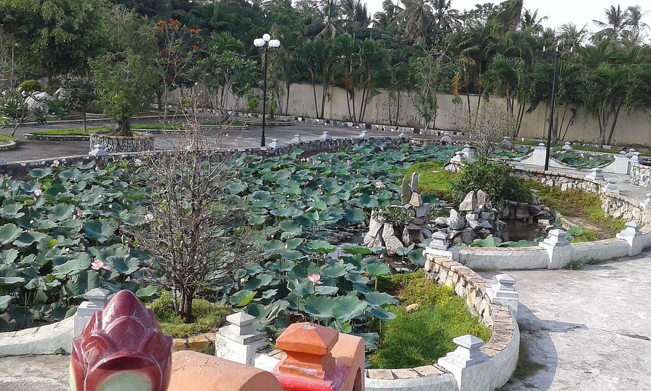 Hồ sen chùa La Hán