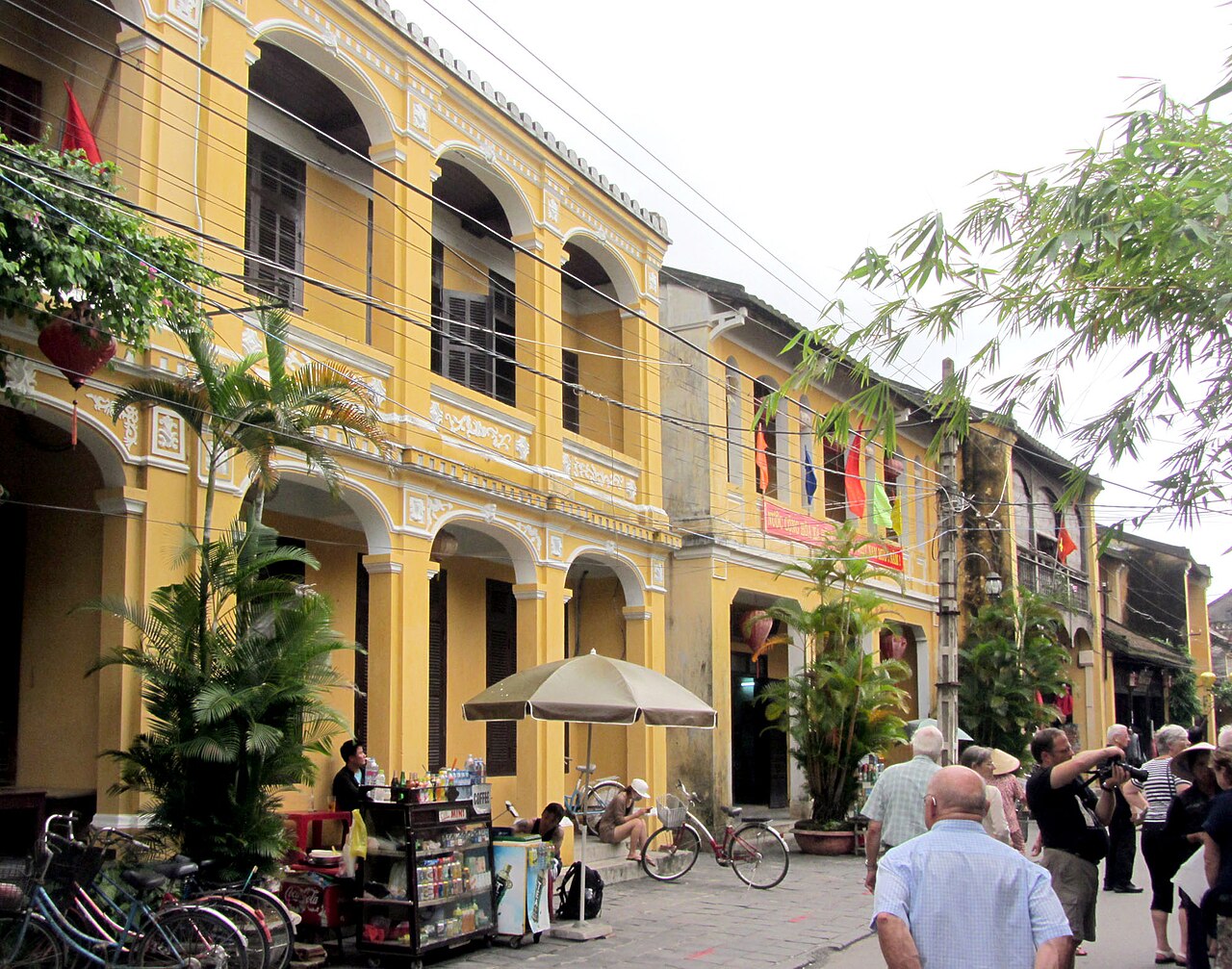 Dãy nhà cổ tường vàng trên phố Nguyễn Thái Học