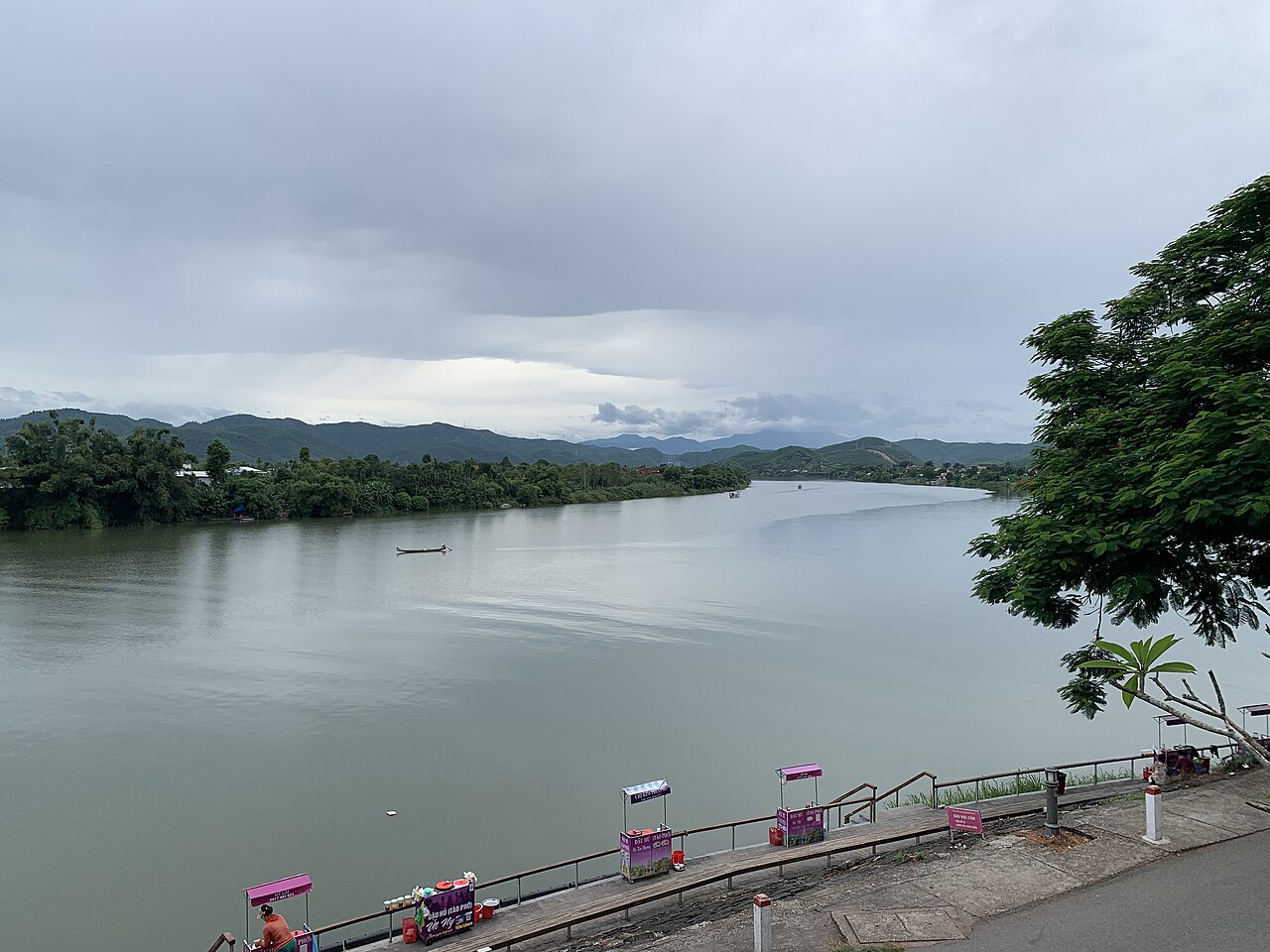 Khuôn viên chùa Thiên Mụ
