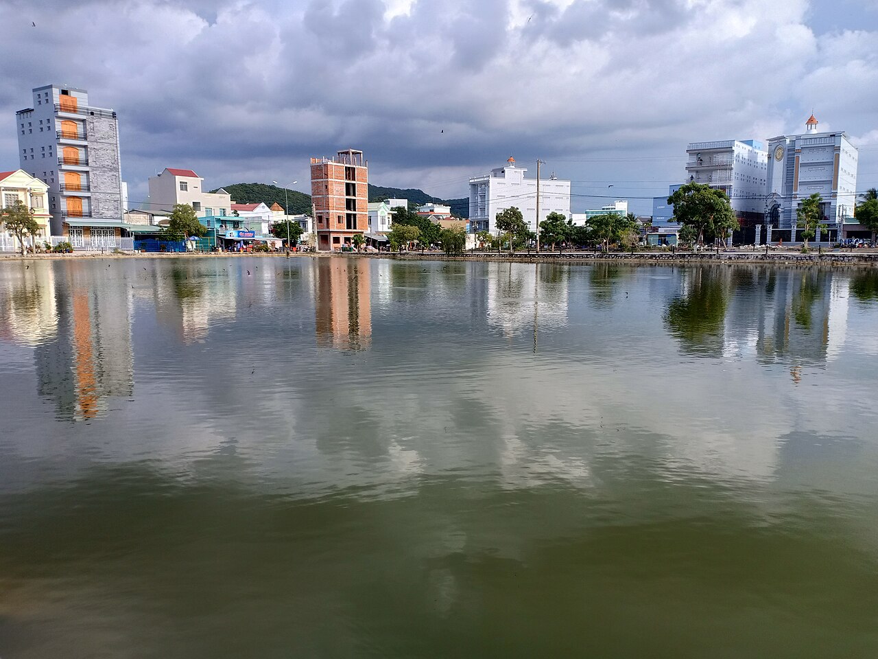 Hồ sen soi bóng mây trời ở Hà Tiên