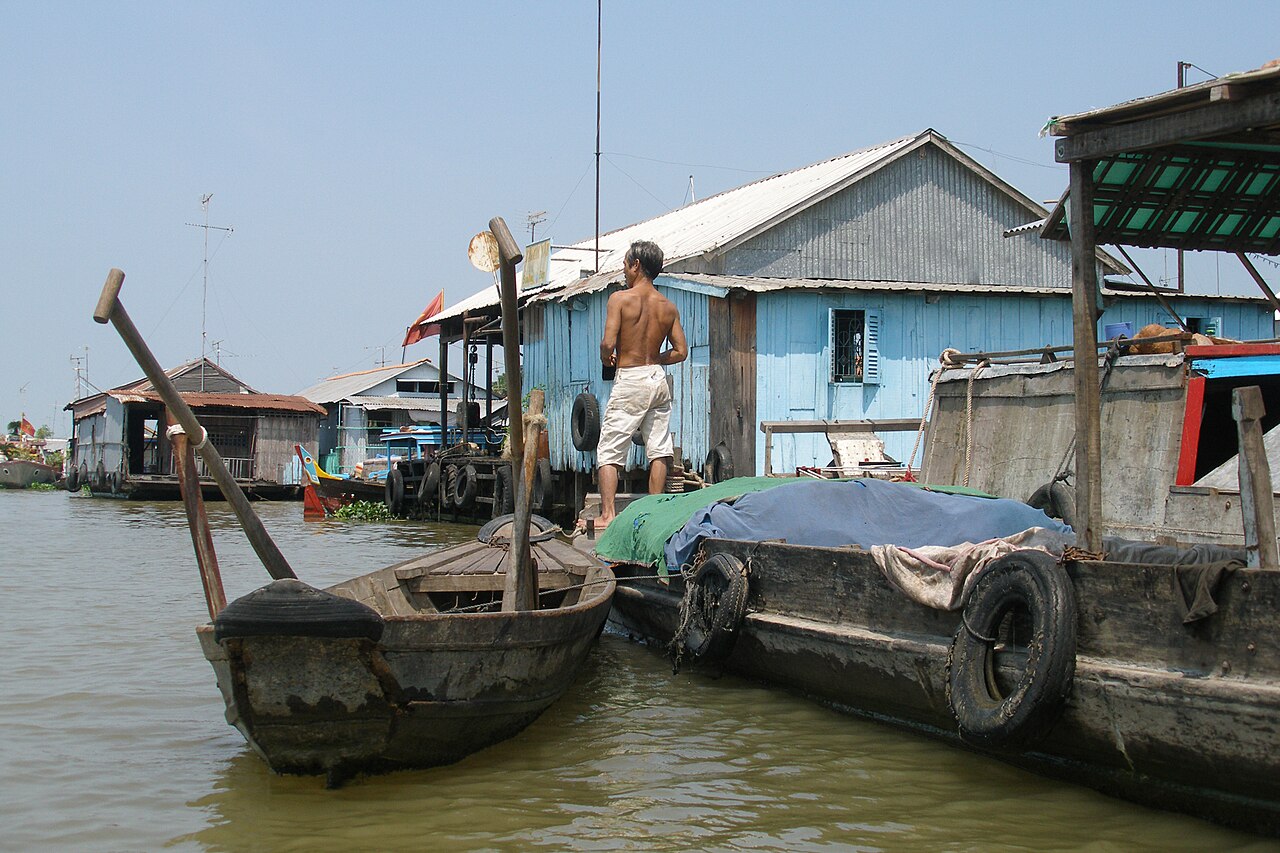 Nhà cửa ven sông Hậu ở Châu Đốc