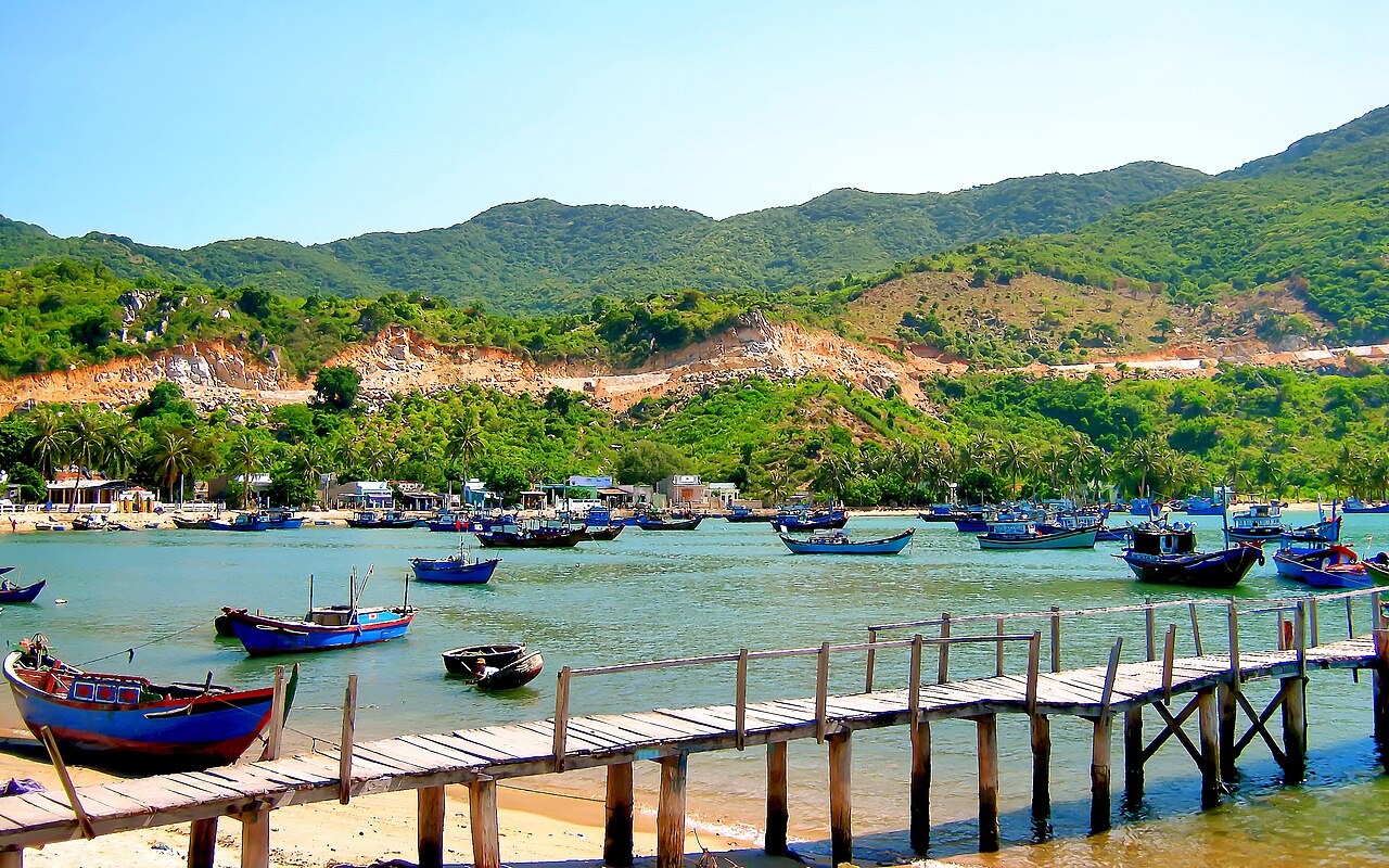 Làng chài và thuyền ở vịnh Vĩnh Hy