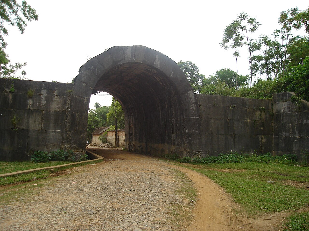 Cổng Đông Thành nhà Hồ