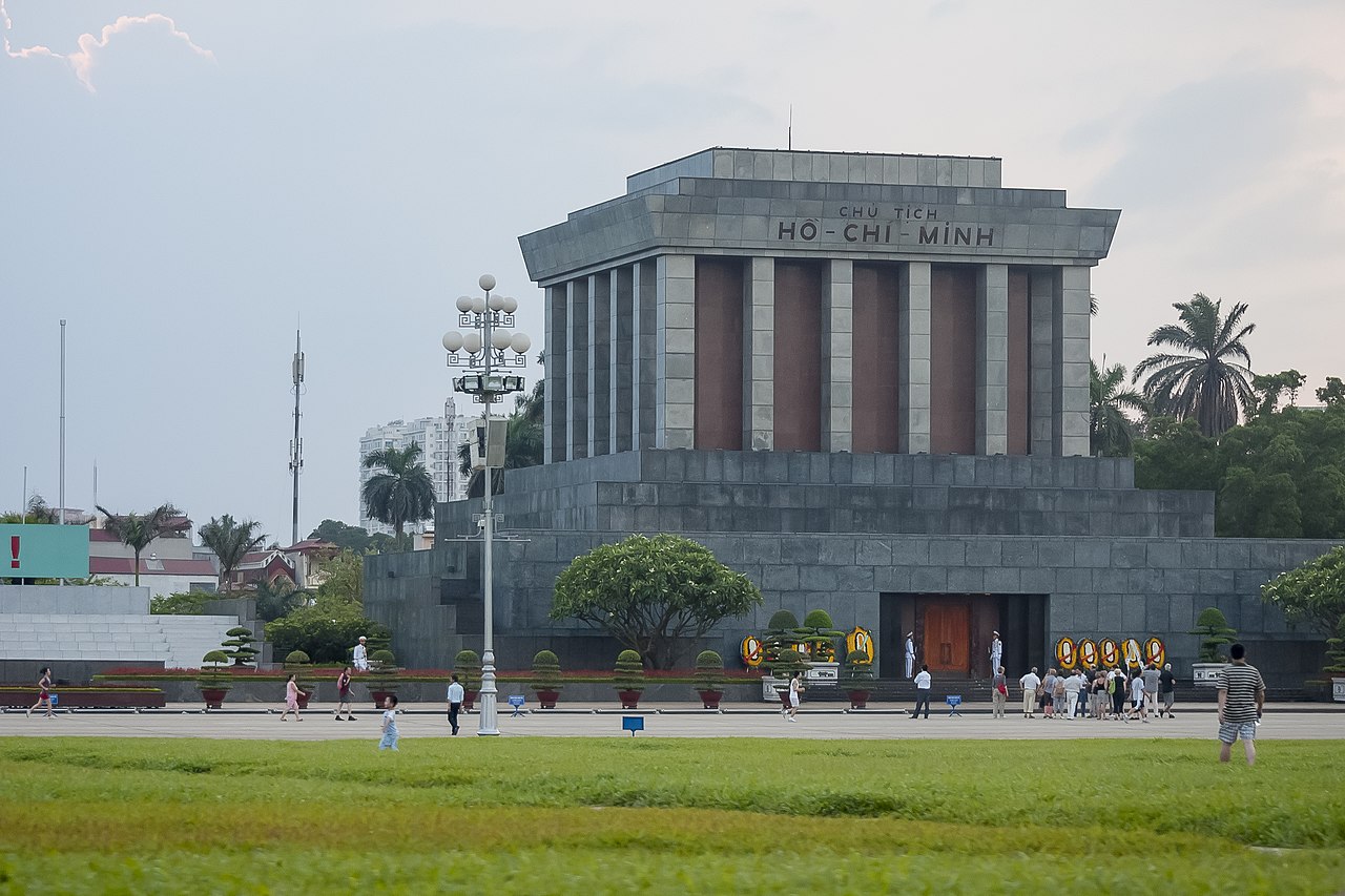 Lăng Chủ tịch Hồ Chí Minh ở quảng trường Ba Đình