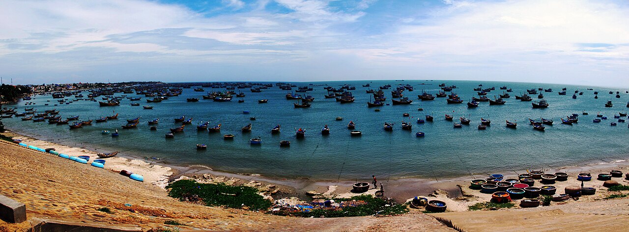 Toàn cảnh vịnh Mũi Né với làng chài
