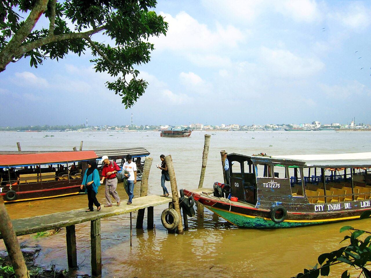 Tourist boat docking at Con Lan on the Tien River