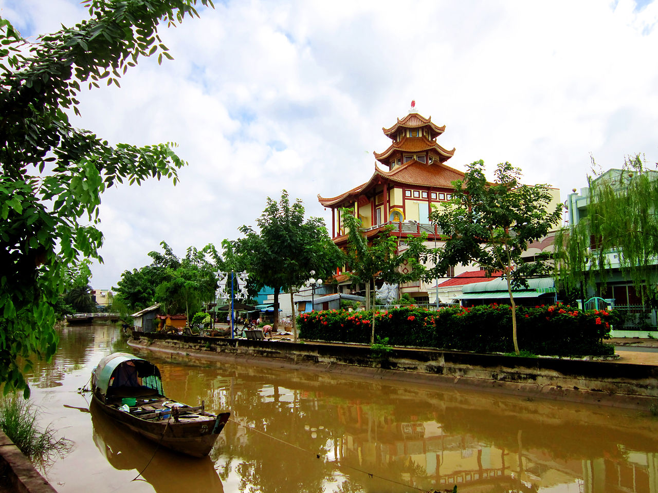 Rạch và chùa bên bờ ở Sa Đéc