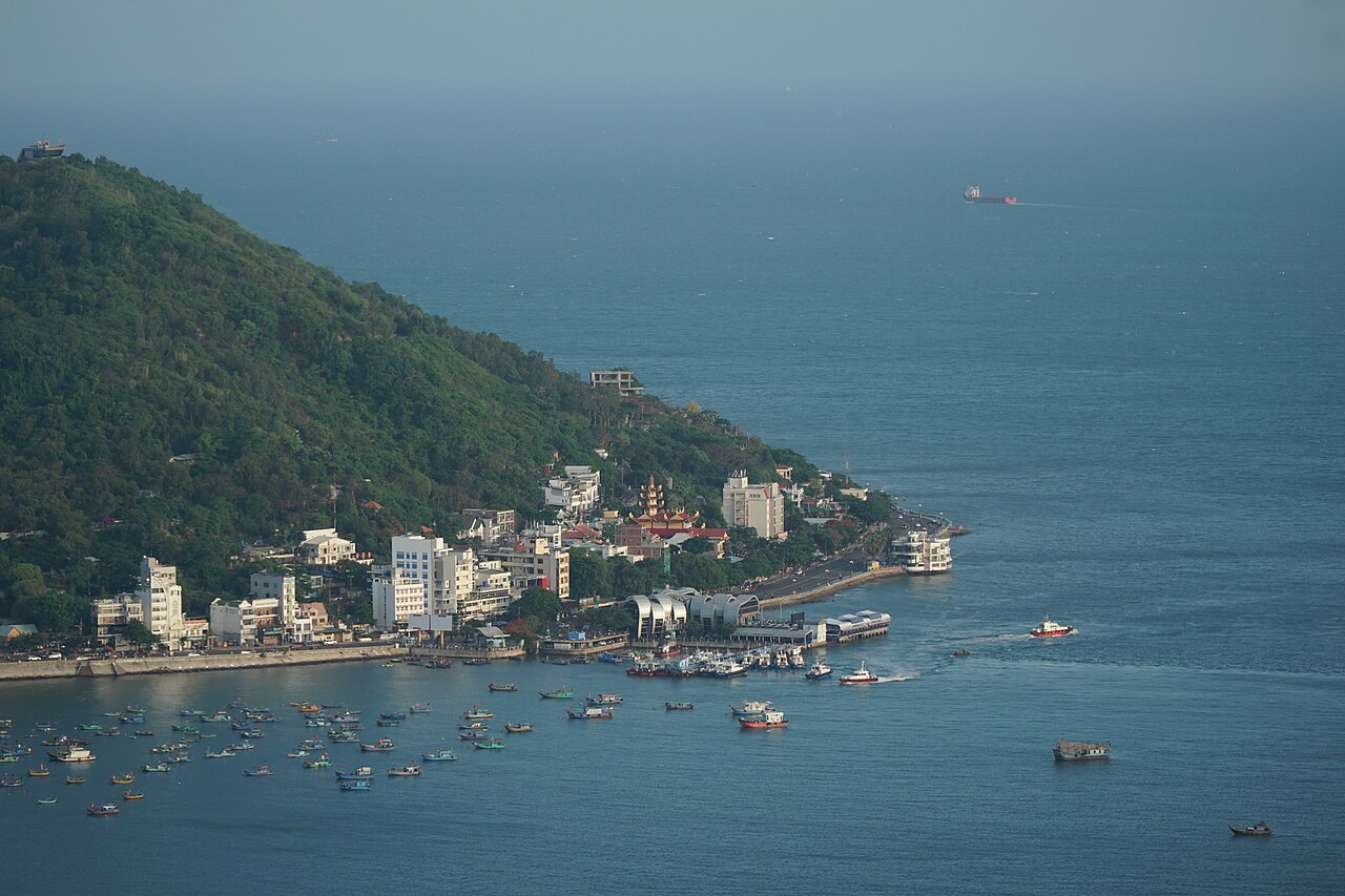 Bãi Trước Vũng Tàu với núi Lớn phía sau