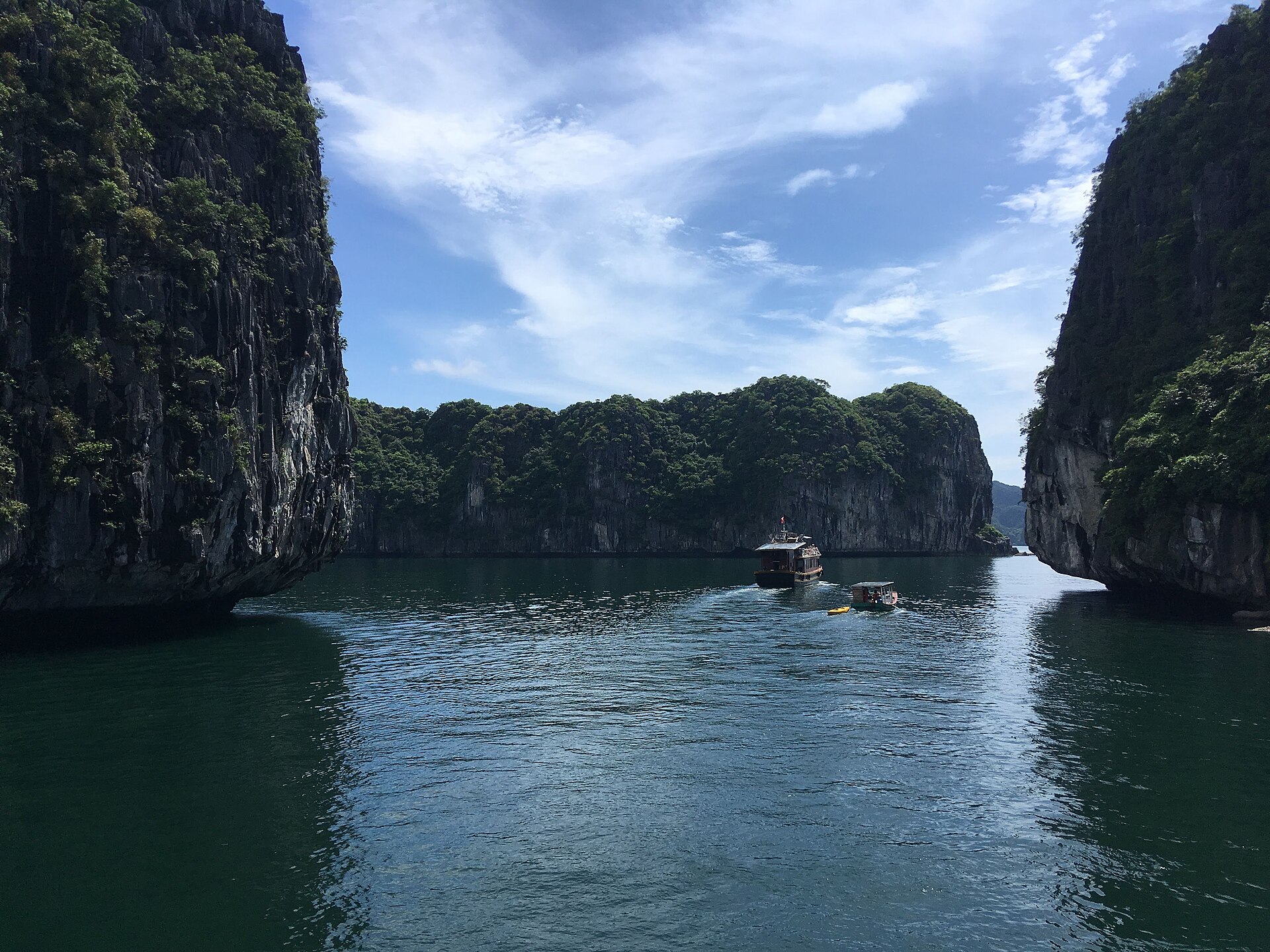 Hang Sáng Tối: chèo kayak, đi đò nan khám phá áng nước ẩn mình giữa vịnh Lan Hạ – Hạ Long
