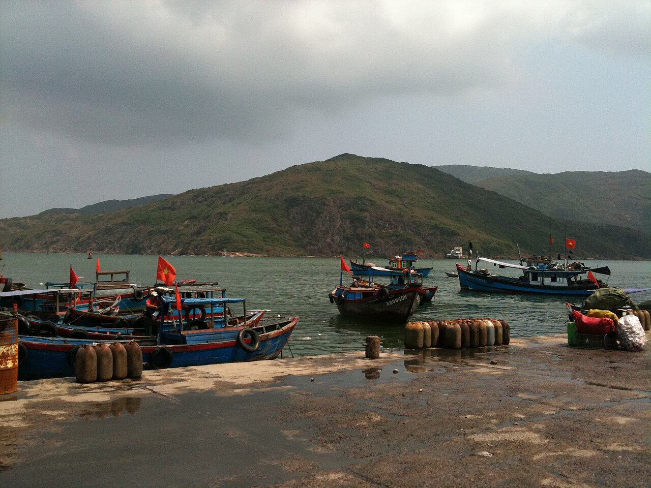Bến cá Quy Nhơn với núi phía xa