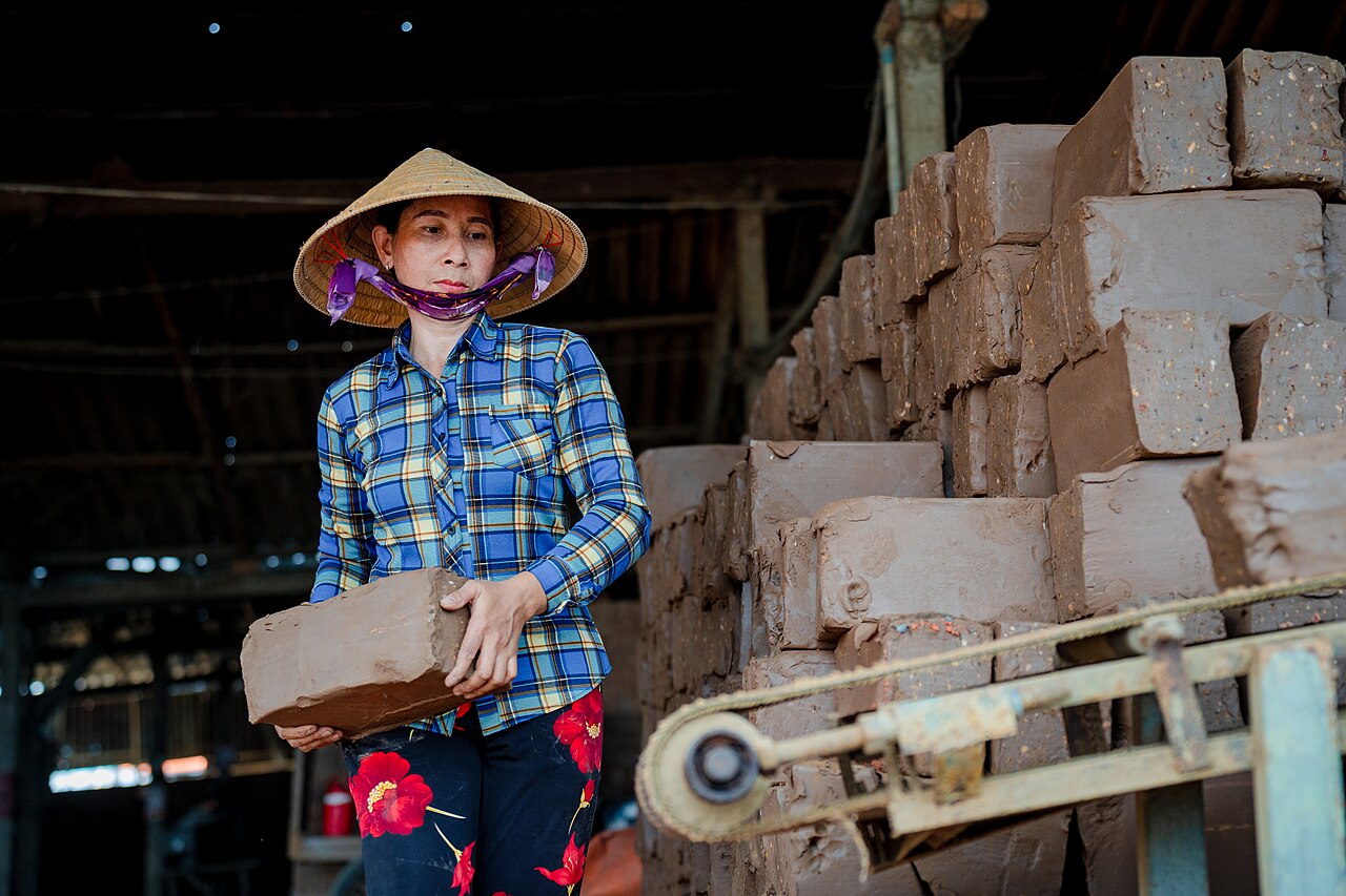 Phụ nữ làm việc ở lò gạch Vĩnh Long