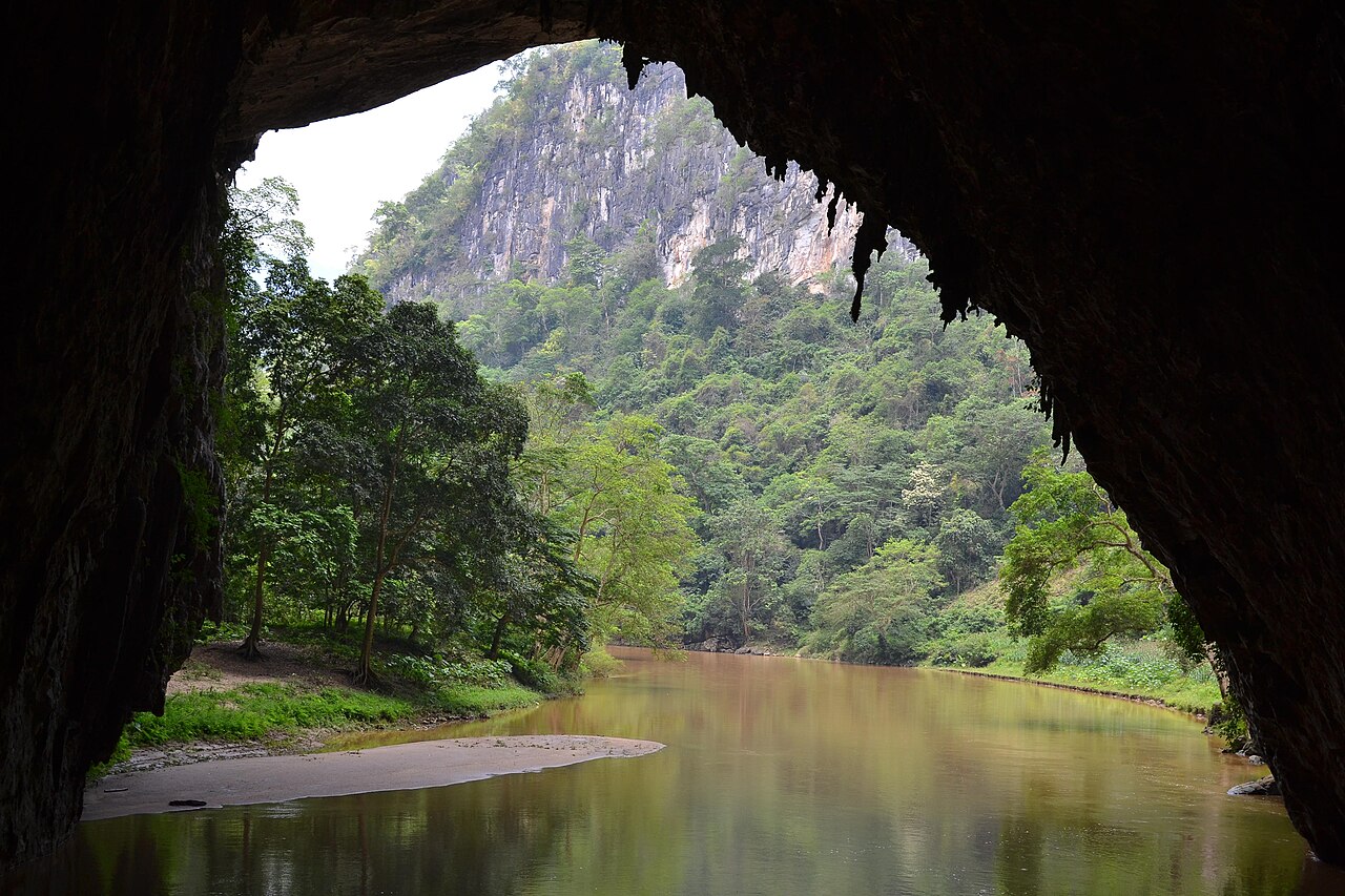 Cửa động Puông trên sông Năng, Ba Bể