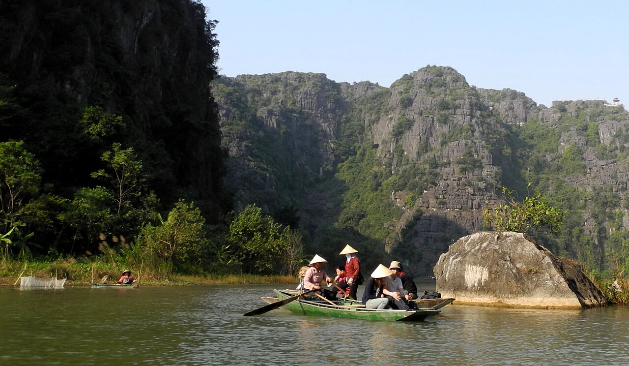 Thuyền trên sông Ngô Đồng, Tam Cốc