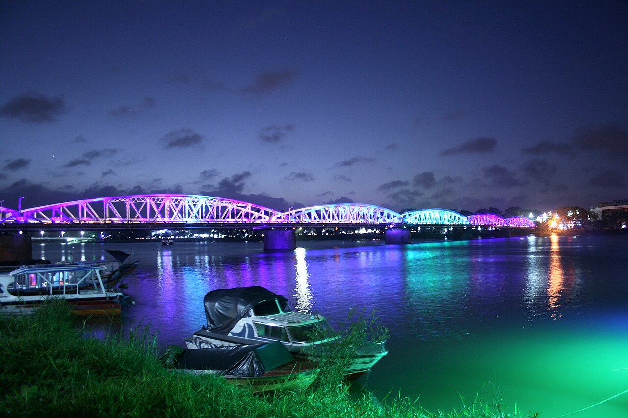 Cầu Trường Tiền đổi màu về đêm