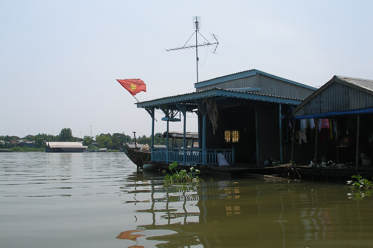 Dòng sông Hậu chảy qua Châu Đốc
