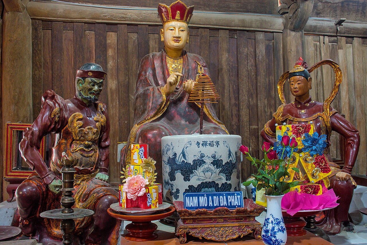 Tượng thờ trong chùa Bút Tháp