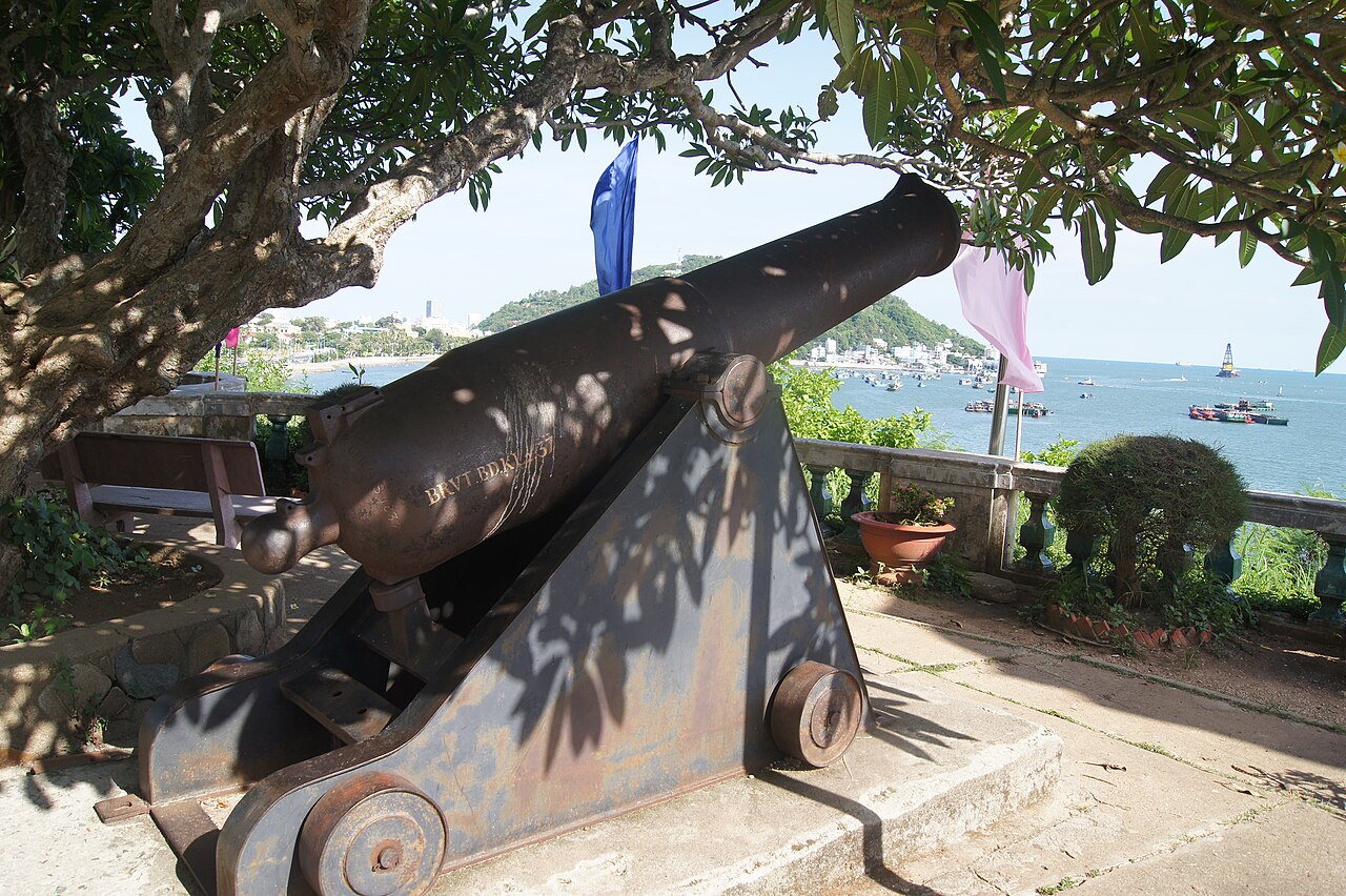 Súng thần công trong khuôn viên Bạch Dinh
