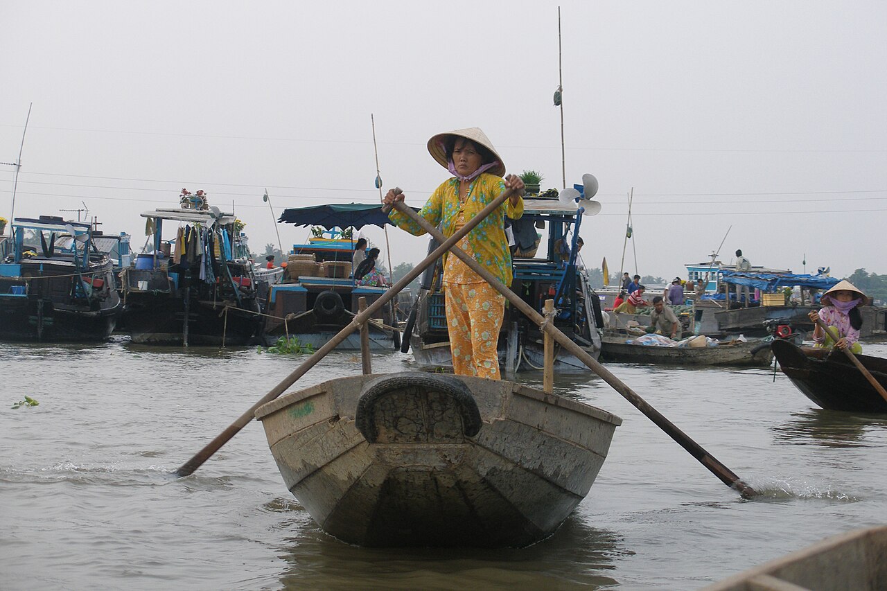 Người phụ nữ chèo xuồng ở chợ nổi Cái Răng