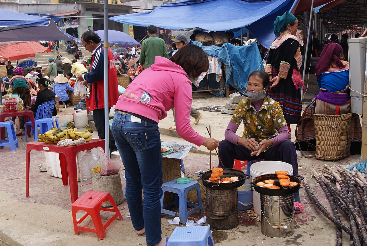 Khu ẩm thực trong chợ phiên Bắc Hà