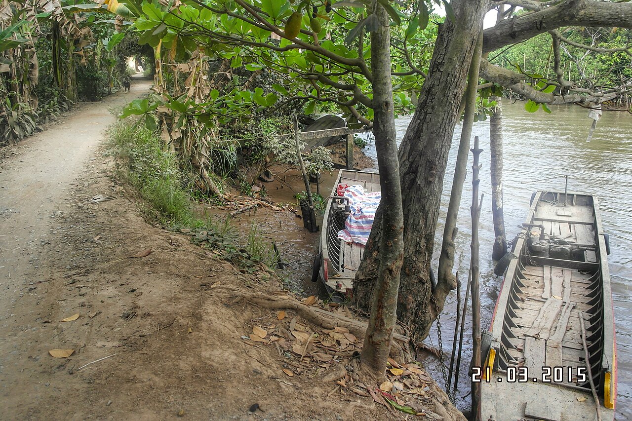 Đường làng ven rạch trên cù lao