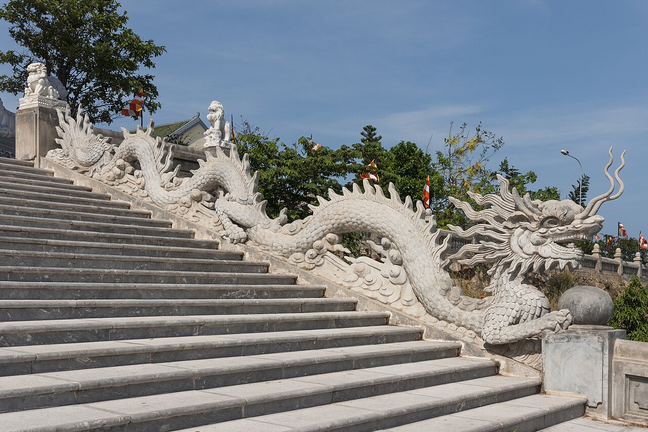 Bậc thềm rồng đá chùa Linh Ứng