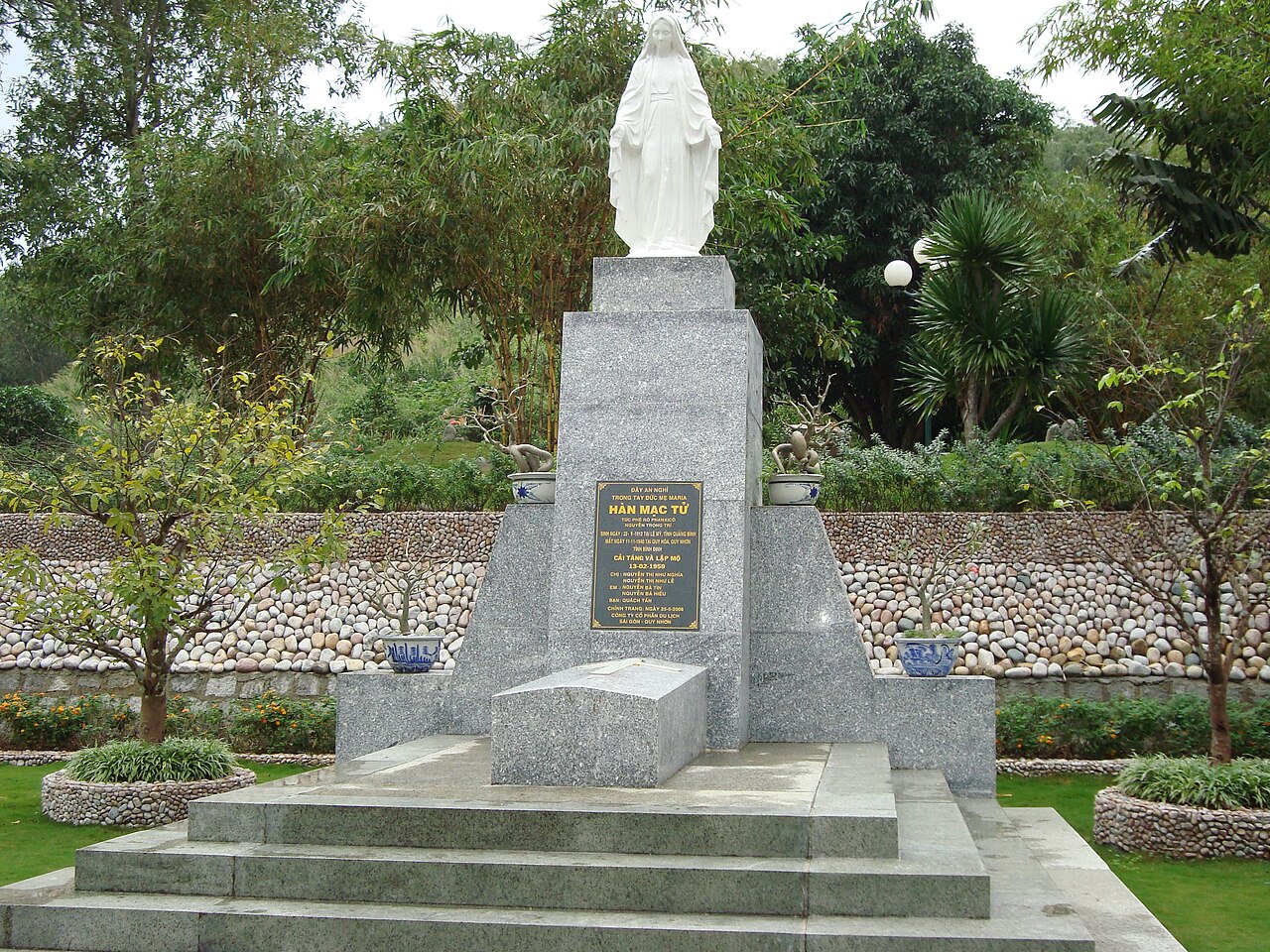 Mộ thi sĩ Hàn Mặc Tử trên đồi Thi Nhân