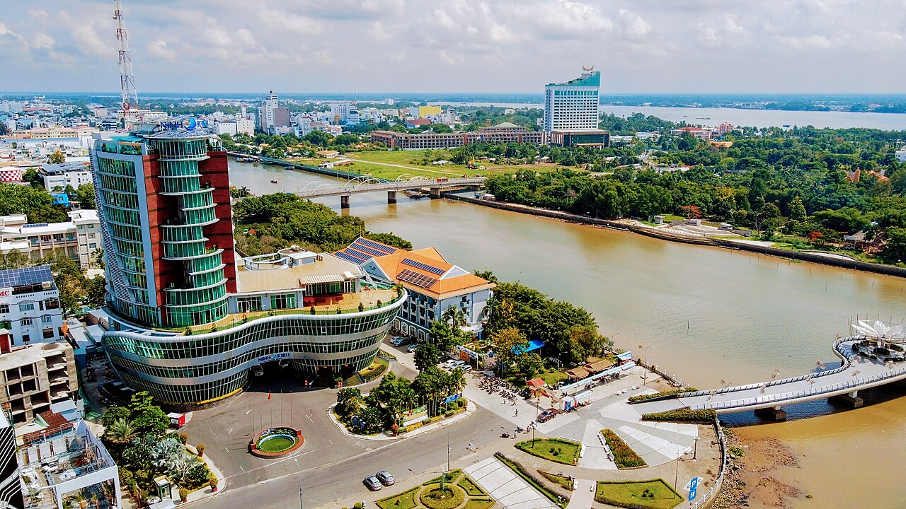 Toàn cảnh thành phố Cần Thơ bên dòng sông