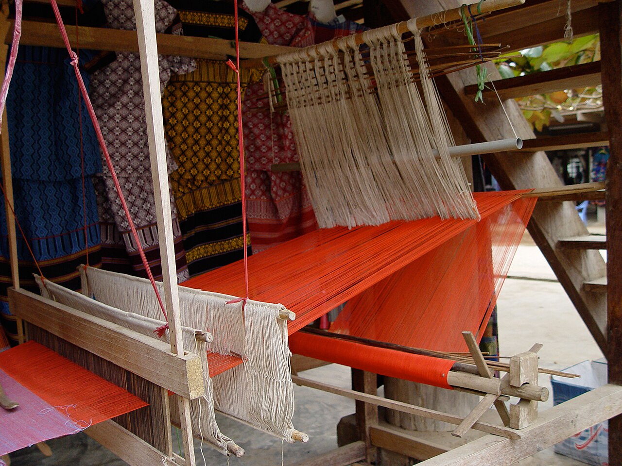 Khung cửi và vải thổ cẩm