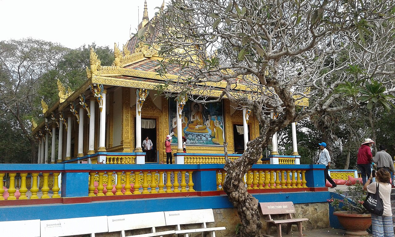 Chánh điện chùa Dơi