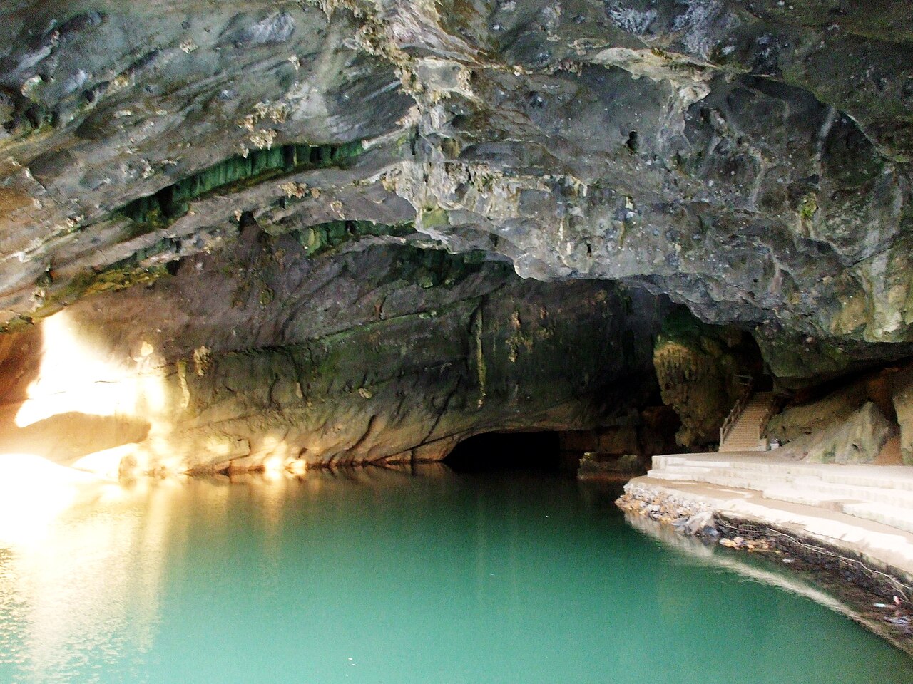 Dòng sông ngầm chảy trong động Phong Nha