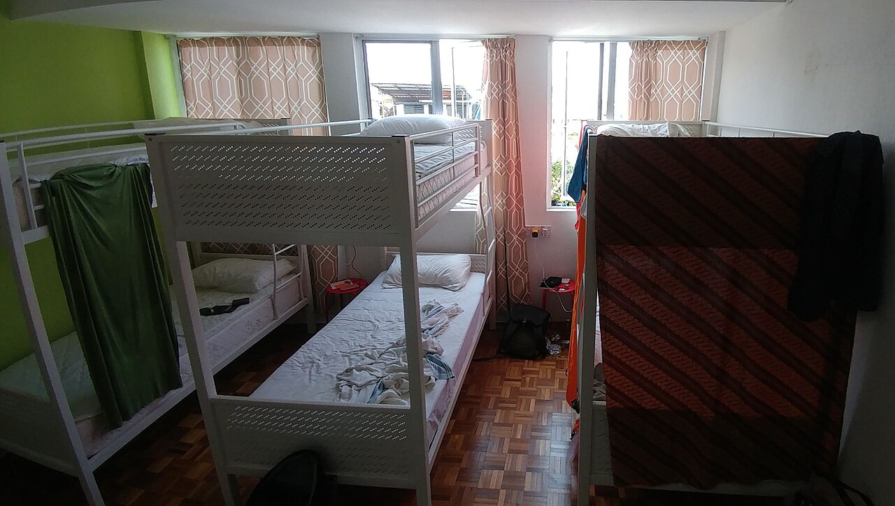 Phòng tập thể sáu giường trong hostel