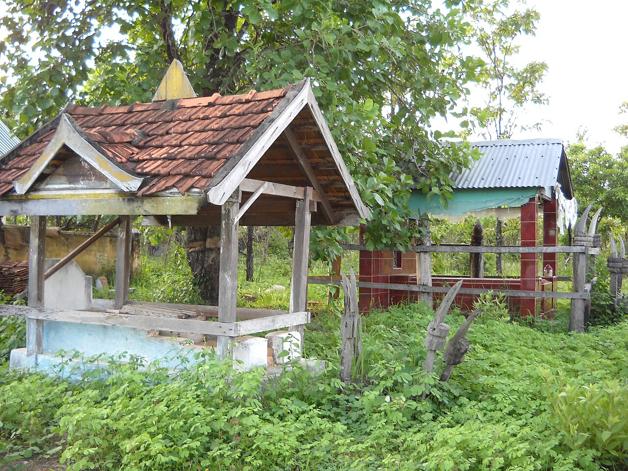 Nhà mồ của người Ê Đê