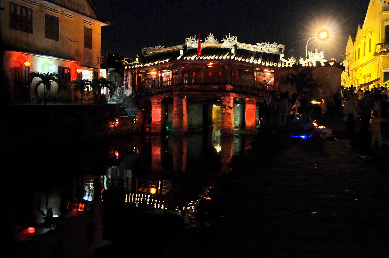 Chùa Cầu Hội An lung linh về đêm