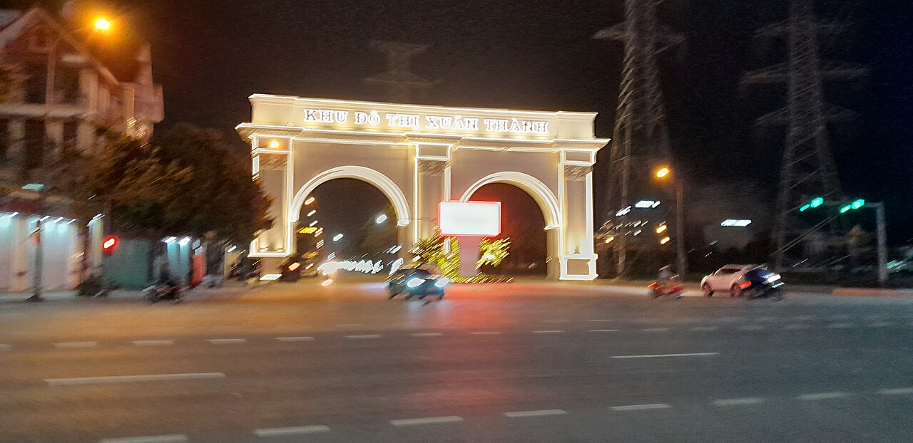 Cổng di tích ở khu vực Hoa Lư về đêm