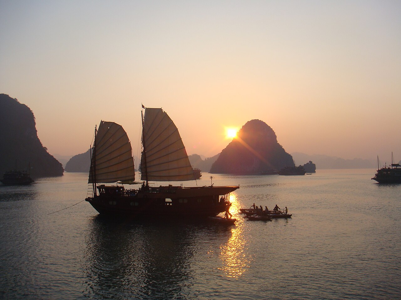 Du thuyền Hạ Long, Lan Hạ cho cặp đôi và tuần trăng mật: chọn tàu, chọn phòng thế nào?