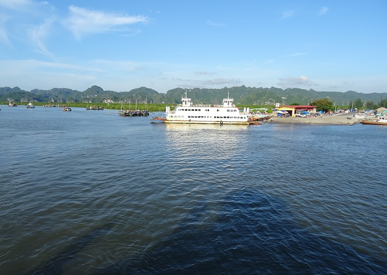 Đảo Cát Bà nhìn từ phà sang Cát Hải