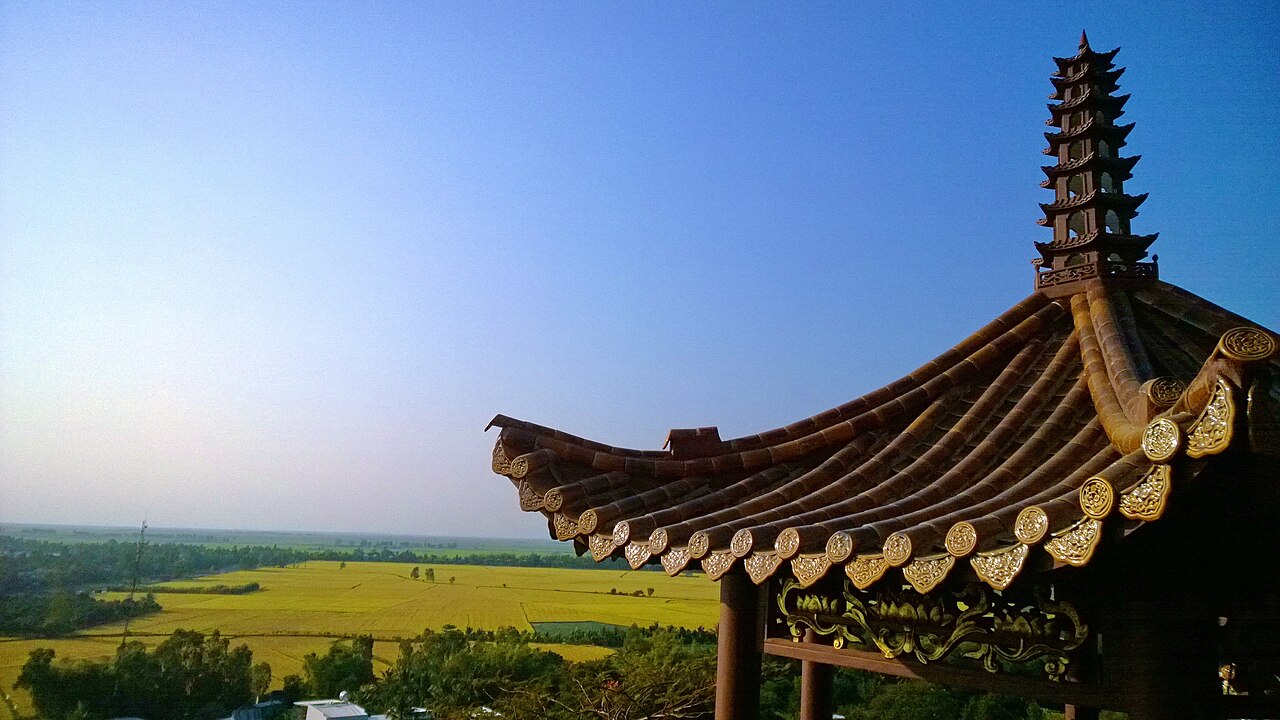 Chùa Hang trên núi Sam