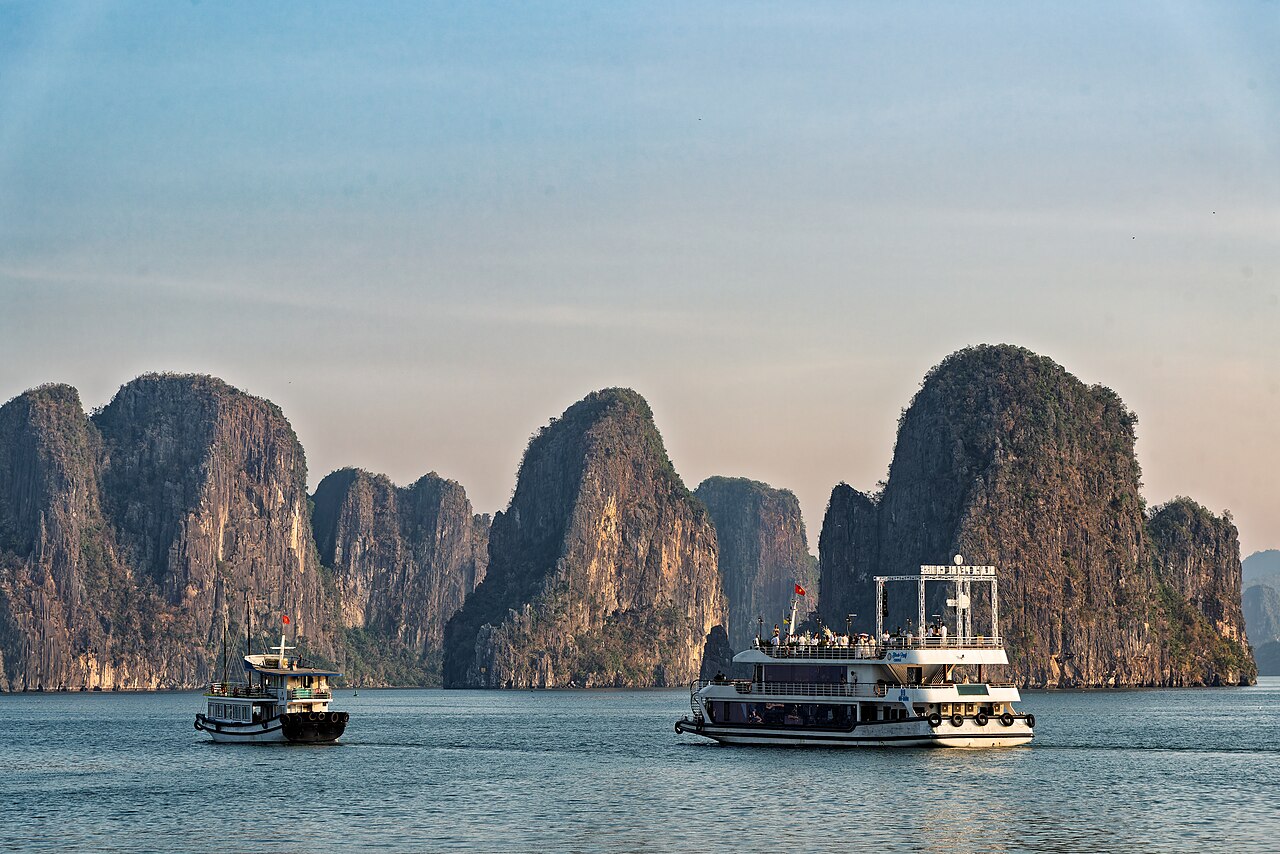 Vịnh Hạ Long ngày mây