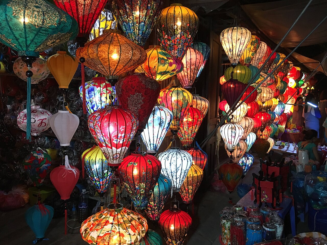Cửa hàng đèn lồng rực rỡ ở Hội An