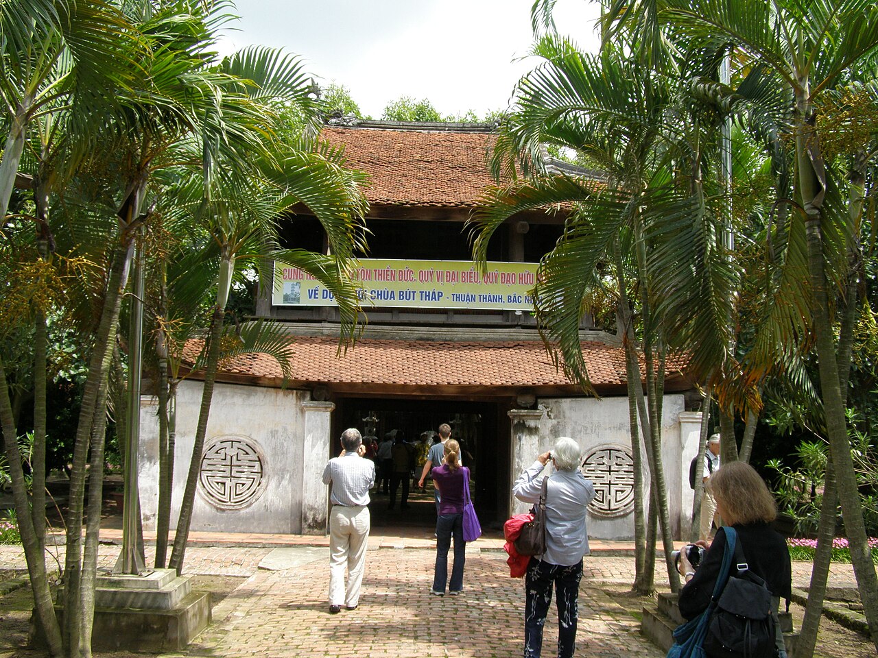 Du khách tham quan chùa Bút Tháp