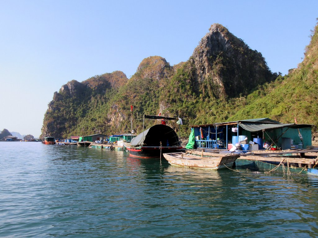 Làng chài Cửa Vạn trên vịnh Hạ Long