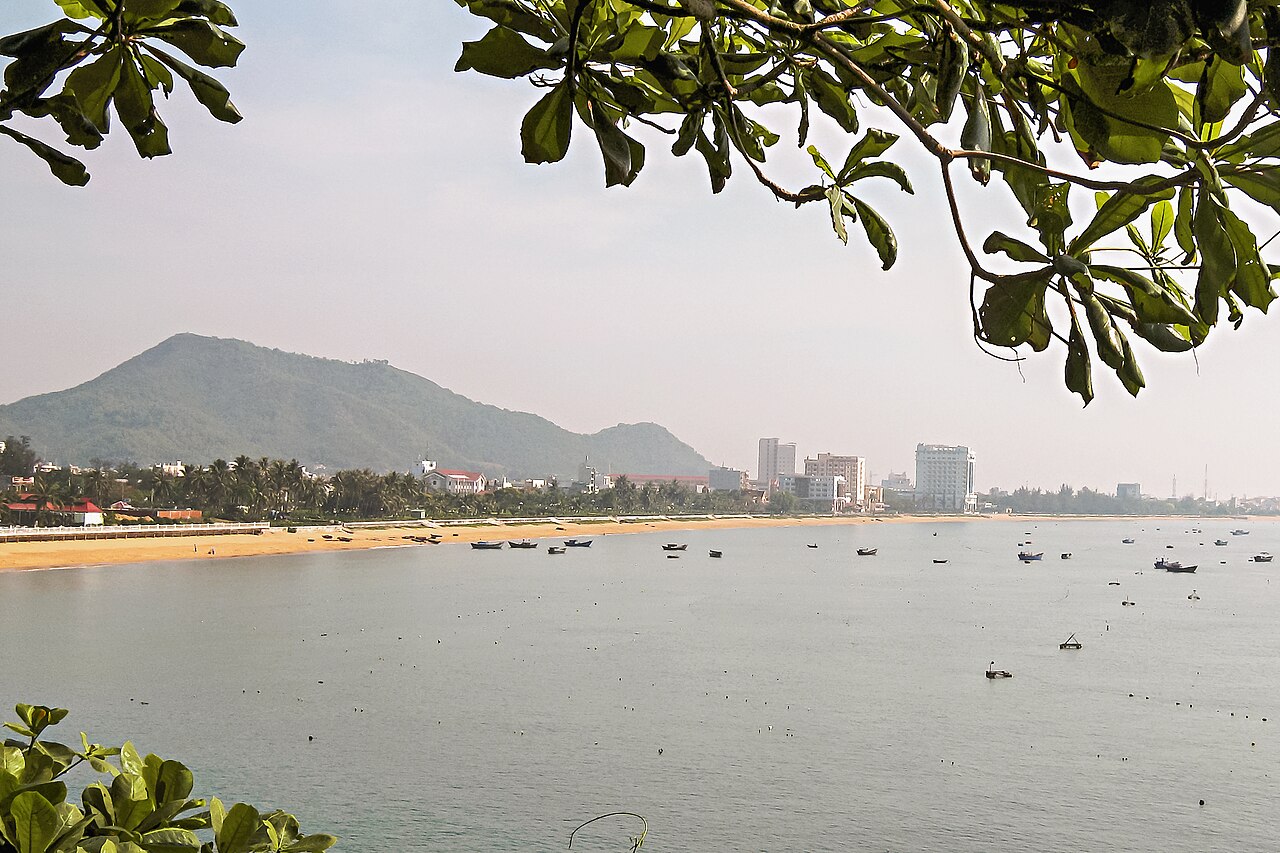 Bãi biển Quy Nhơn với cát vàng và nước xanh