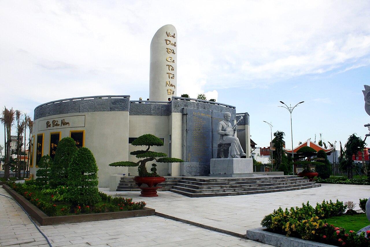 Tượng nhạc sĩ Cao Văn Lầu